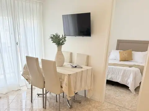 Departamento monoambiente al frente con balcón, zona Centro