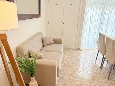 Departamento monoambiente al frente con balcón, zona Centro
