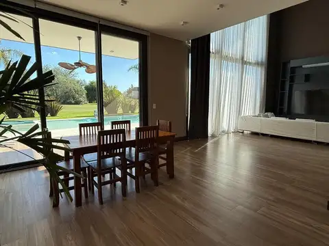 Casa en Alquiler con 2 cocheras