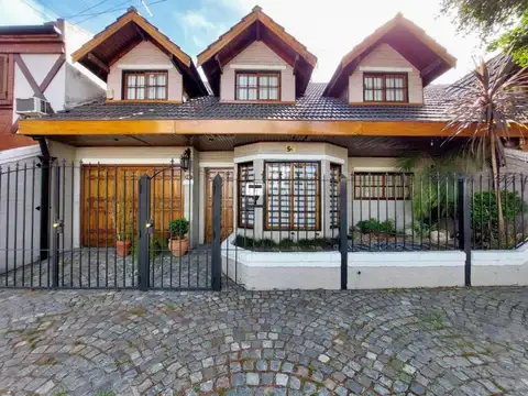 BARRIO GUEMES,  CASA CON TRES DORMITORIOS FONDO Y PISCINA