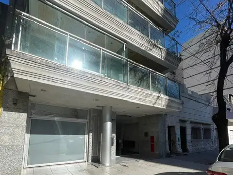 Semipiso de 2 ambientes, 2 baños, 2 balcones, con cochera cubierta fija, amenities. Apto credito hipotecario