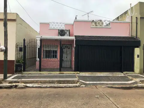 CASA EN VENTA * PASAJE WAGNER 747 *