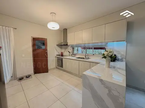 Casa 5 ambientes con 4 baños