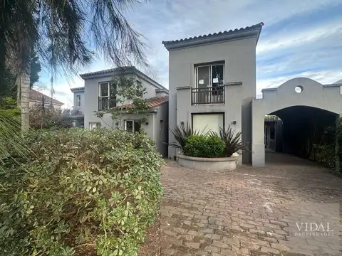 Casa 5 ambientes con 3 baños