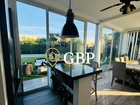 Casa en Alquiler con 2 cocheras