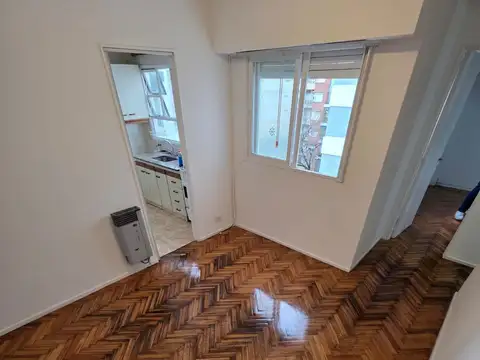 2 AMBIENTES, EXCELENTE UBICACIÓN, LATERAL MUY LUMINOSO, A 100 MTS AV ACOYTE Y 300 MTS  DE AV RIVADAVIA,  400 MTS PARQUE RIVADAVIA