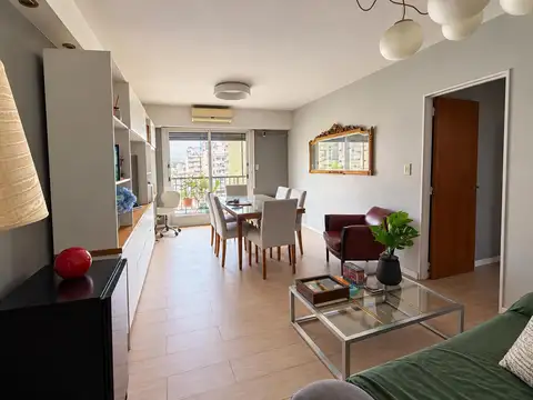 Venta de Departamento 4 Ambientes APTO CREDITO Piso Alto con Balcon Corrido y Baulera en Flores