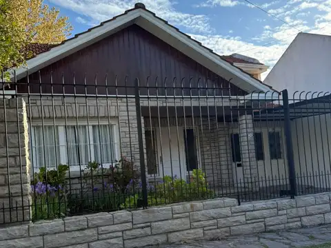 VENTA CHALET 3 AMB.  GARAGE-  CASTELLI 600