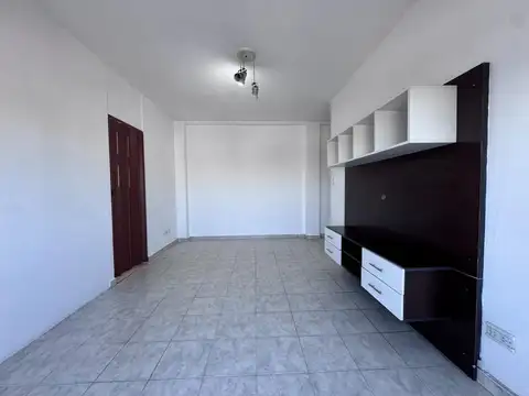 DEPARTAMENTO DE 4 AMBIENTES CON COCINA SEPARADA Y BALCON.