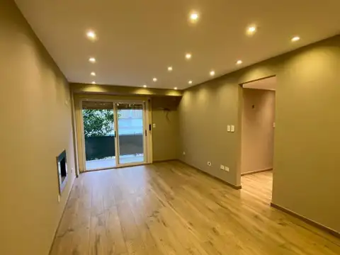 Departamento de 3 amb. con balcon a la calle -San Telmo