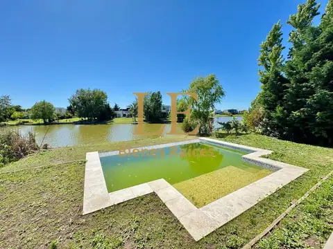 Casa 5 ambientes con 4 baños