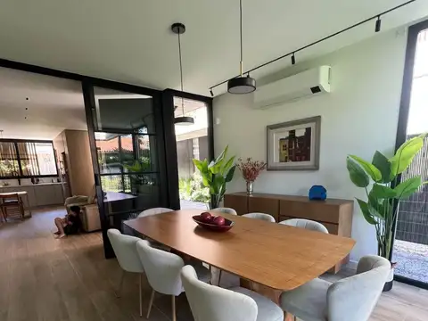 Casa 4 ambientes con 2 baños
