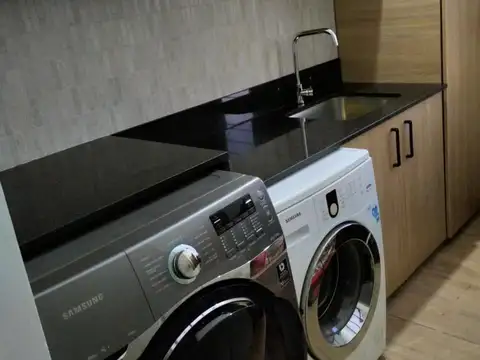 Casa en Alquiler con 4 cocheras