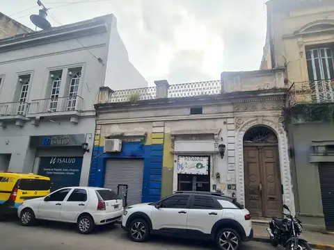 Venezuela al 800, entre Piedras y Tacuarí, San Telmo. PH sin expensas. Piso 1 x escalera. 162 m2 totales, 81 m2 cubiertos. 2 plantas. 4 ambientes. 2 dormitorios. 2 baños. Patio. Taller depósito o tercer dormitorio. Terraza propia de 69 m2. Muy luminoso