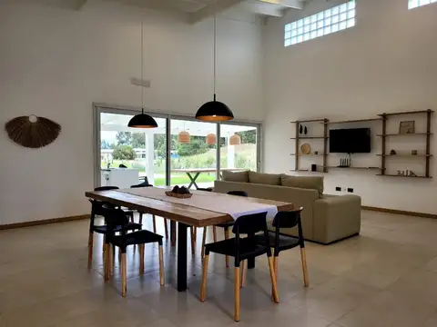 Casa 5 ambientes con 4 baños