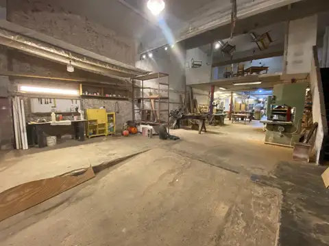 DEPOSITO CON VIVIENDA EN PRIMER PISO