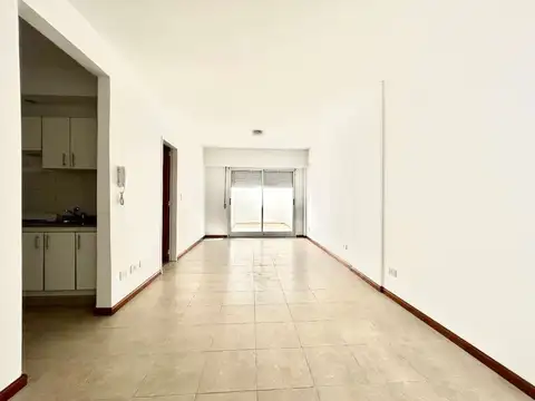 Amplio Monoambiente con patio y cocina separada en Noruega al 3200.