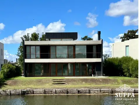 Casa en Venta con 2 cocheras