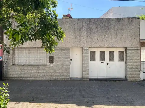 Casa al frente 2 dormitorios, comodín y patio.