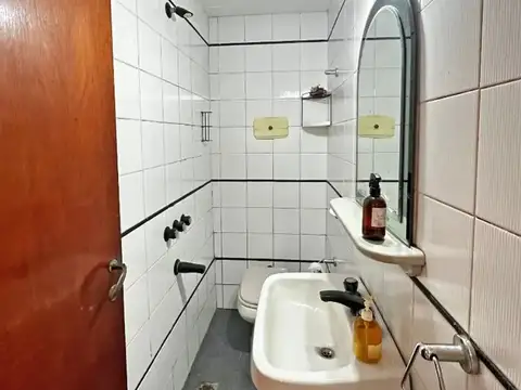 CASA DE 4 AMBIENTES CON PARQUE Y QUINCHO EN EL CENTRO DE VILLA BALLESTER