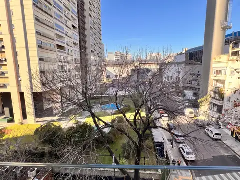 DOS AMBIENTES, BALCÓN CON VISTA ABIERTA AL FRENTE, PARQUIZADA, IMPOSIBLE edificación nueva. Mostramos en el día