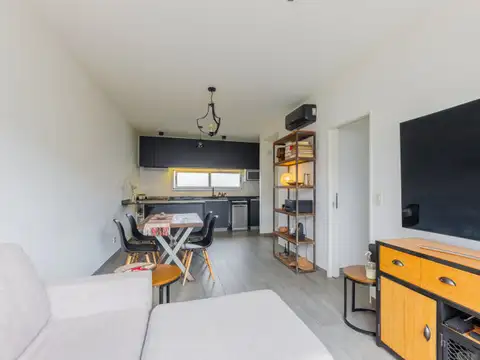 Departamento de 3 ambientes al frente, con amplia terraza con jacuzzi + dos balcones- totalment...