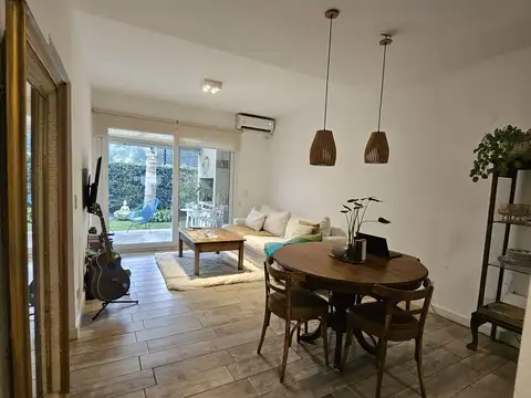 Casa en Alquiler con 2 cocheras