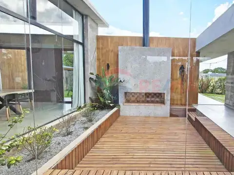 Casa 4 ambientes con 2 baños