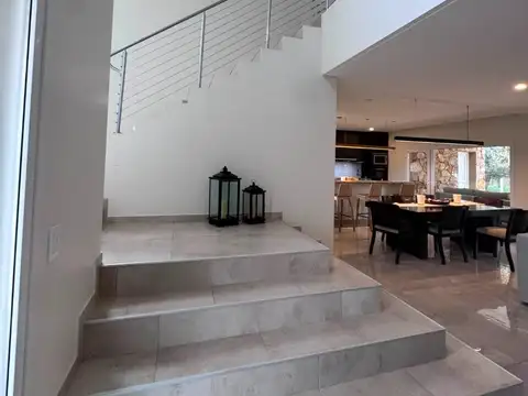 Casa 4 ambientes con 4 baños