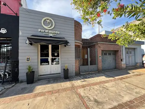 Casa con amplio jardin y local comercial