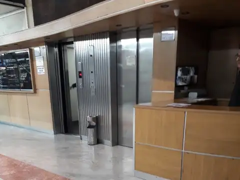 Av. Corrientes al 1100 Cfte lum de Recep y 2 despachos. Baño y  cocina. Vigil Subtes