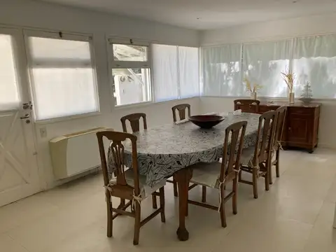 Excelente casa en Carilo con piscina climatizada.