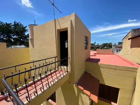CASA DE 4 AMBIENTES A REFACCIONAR EN VENTA - VILLA SARMIENTO