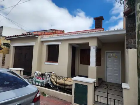 CASA DE 4 AMBIENTES A REFACCIONAR EN VENTA - VILLA SARMIENTO