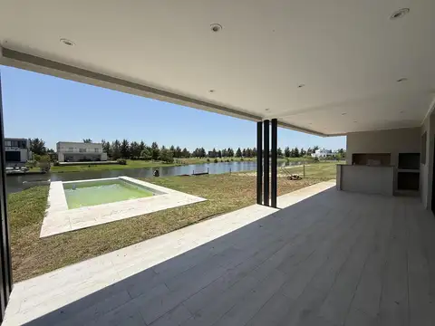 Casa 5 ambientes con 2 baños