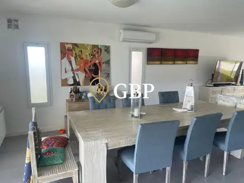 Casa en Alquiler con 2 cocheras