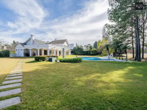 Venta casa de 4 ambientes con quincho, piscina y parque en Mayling club de campo - Pilar