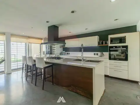 Casa 10 ambientes con 3 baños