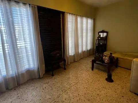 CASA CON EXCELENTE UBICACION EN VENTA, GENERAL LAS HERAS