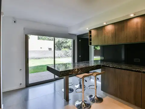 EN VENTA CASA A ESTRENAR DISEÑO MINIMALISTA 3 DORMITORIOS CON VESTIDOR, PISCINA Y QUINCHO.. GARITA 1