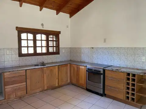 Casa 6 ambientes con 2 baños