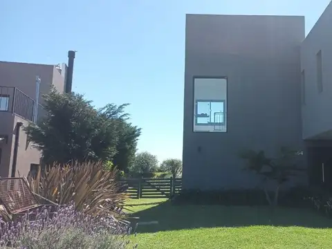 Casa 4 ambientes con 3 baños