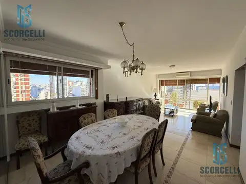 Excelente Piso de 4 Amb. Balcón terraza al frente, cochera y baulera. Muy luminoso 