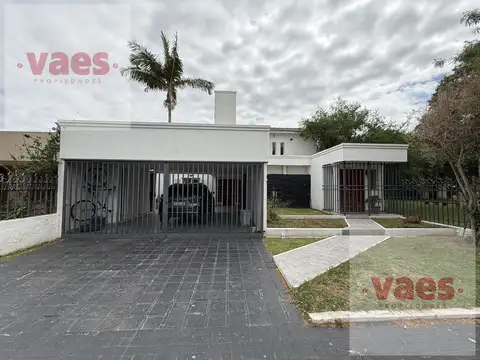 VENTA – Casa 4 dormitorios con quincho y pileta en Alto Verde