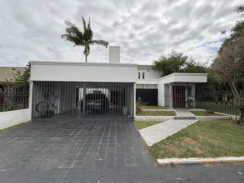 VENTA – Casa 4 dormitorios con quincho y pileta en Alto Verde