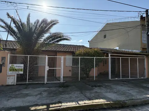 Casa 3 dormitorios en venta. Barrio: Héroes de Malvinas