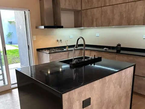 CASA REFACCIONADA A NUEVO TODA EN UNA PLANTA CON JARDIN Y PILETA