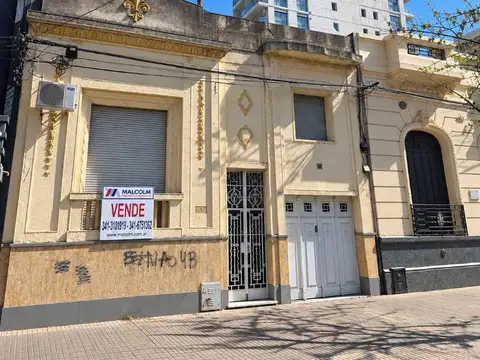 CASA AL FRENTE DE 3 DORMITORIOS CON COCHERA A RECICLAR