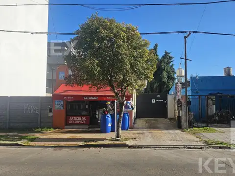Cocheras con local comercial en venta en La Plata