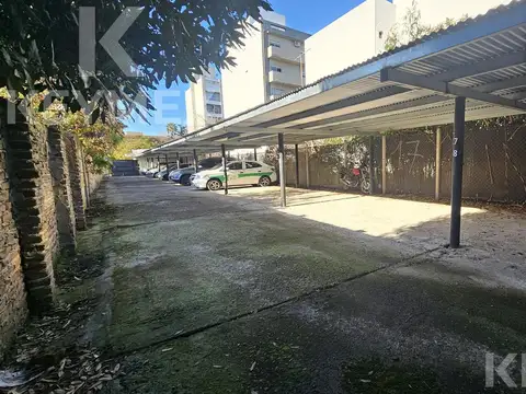Cocheras con local comercial en venta en La Plata